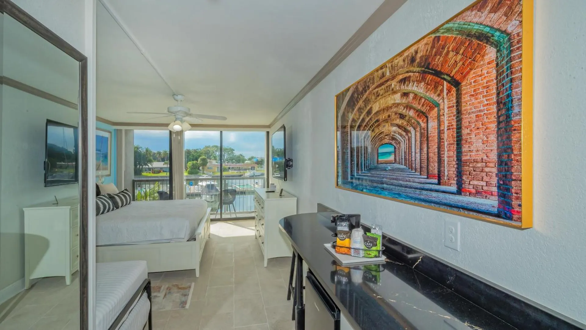 All-New Waterfront With Balcony,Pool,Tiki Bar,Gym Sarasota